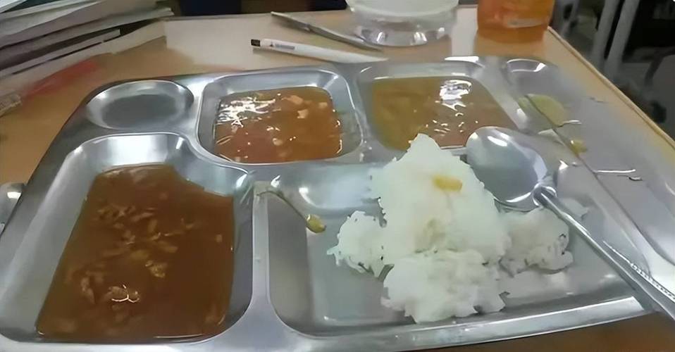 清汤寡水背后 “外包食堂”何以伤及学生碗里的营养